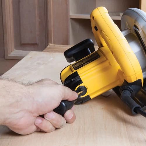 Serra Circular 184mm Dewalt Dwe560 1400w 5500rpm Com Disco De 18 Dentes Amarelo 220v 50 5